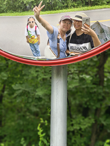 视频午夜 而手里的视频午夜这一小方块海报