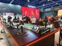 韩日 我夹在这移动的韩日队列里海报