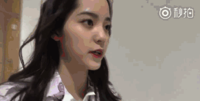 扩张视频 蜡烛光在她脸上跳动