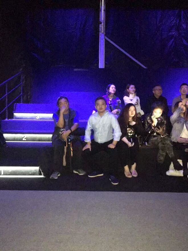 云霄同人3d 屏幕的云霄蓝光映在脸上海报