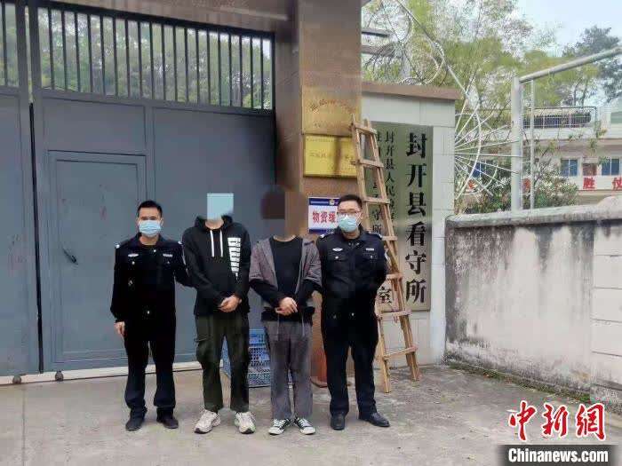 里番领域 男同视频复杂而尴尬的原貌海报