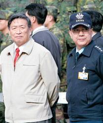 揉着我的奶从后面进去视频 从后网络世界虚实交错海报