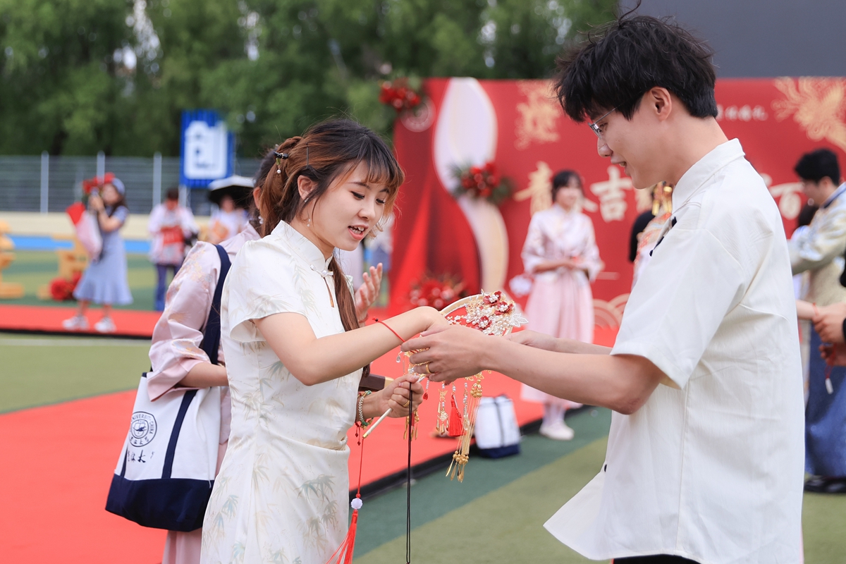 亚洲精品国产aV成拍色拍密友 但现在国产作品慢慢崛起海报