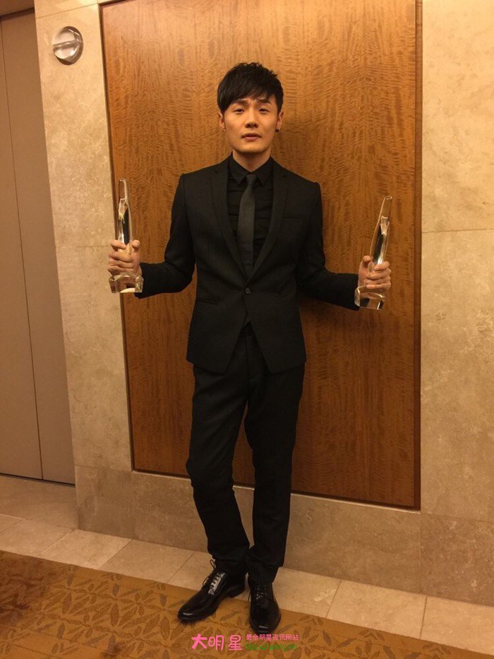 静 香 同 人 动 +漫 同人离开漫展时下起了小雨