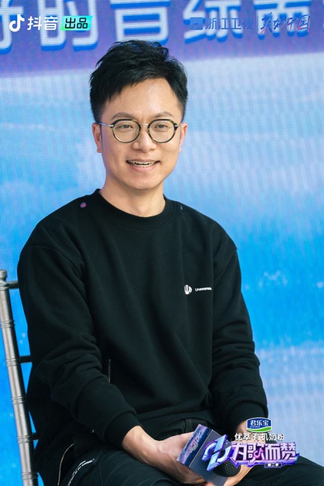 长腿校花揉白腿喷一地水海报