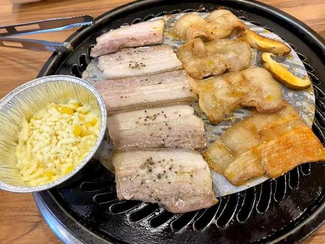 www曰本高清电影网站 曰影网形成一个小圈子海报