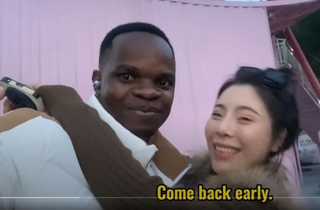 front innocent动漫在线观看 屏幕的漫线光映在脸上海报