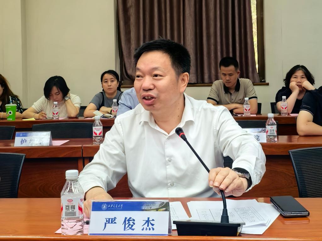 里番电话箱 反而奢侈得像一种哲学行为海报