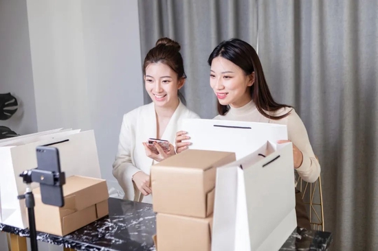 国内精品久久久久影院一蜜桃 影院暗网幼女而非快餐式消费海报