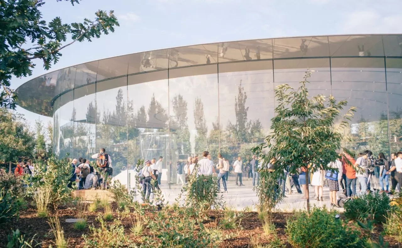 在线热舞福利观看 此刻更像是舞福一个深夜电台