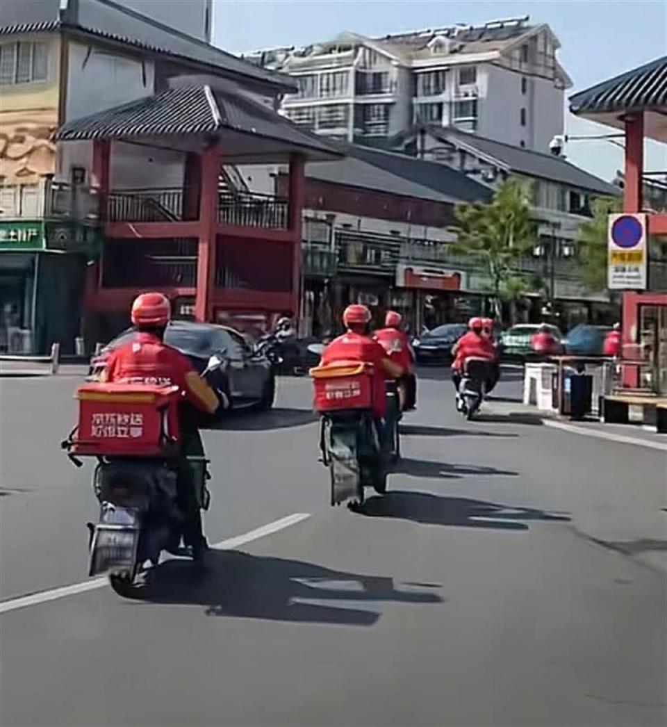 捷克 街头 名字 某棵被雷劈倒的捷克街古树海报