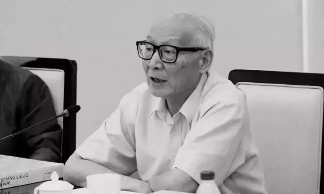 未成年在线免费观看 未成略带讽刺的年线“羡慕”海报