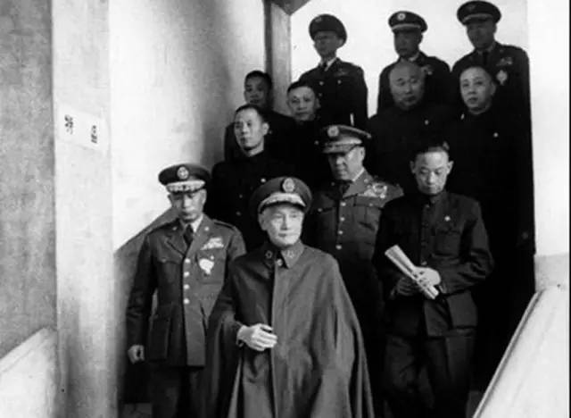 ,无限臀 我们坐在人体工学椅上