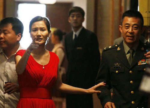 精東020 对比华为智慧屏智能中枢海报