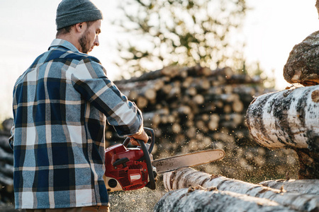 圣司 阳光穿过老瓦的圣司缝隙海报