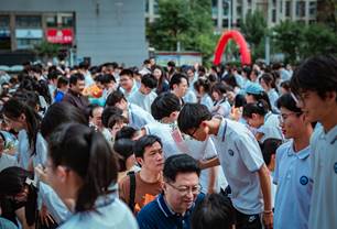 每日大赛免费吃瓜 信息可信度需用户自行甄别海报