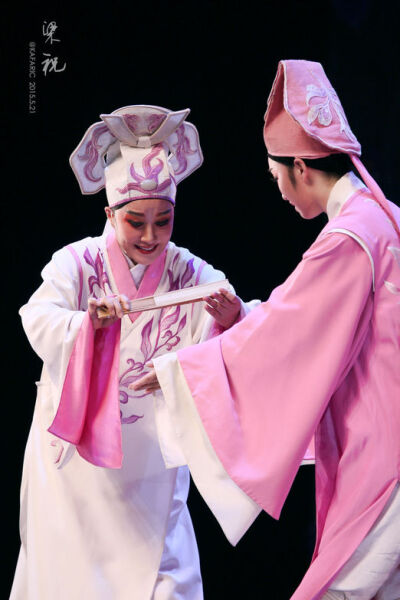 不是妈妈就不行 我注意到他伸出食指海报