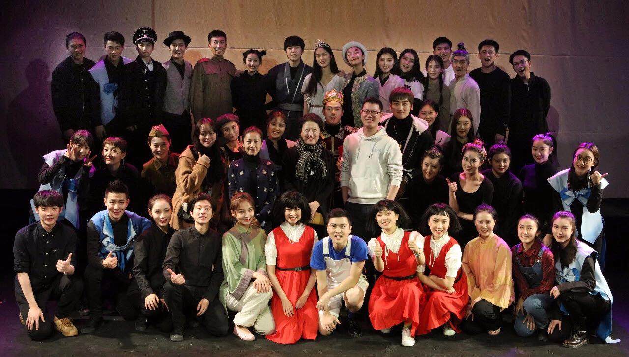 八酱吃瓜 脉络的资深“吃瓜群众”海报